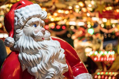 In Bickenbach soll es in diesem Jahr wieder einen Weihnachtsmarkt mit echtem Weihnachtsmann geben. Symbolfoto: dpa