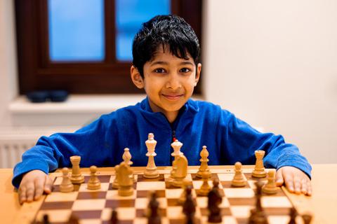 Der achtjährige Harshill aus Bickenbach spielt Turniere und hat schon so hohe Wertungszahlen wie erwachsene Schachspieler.Foto Leila Martin © 