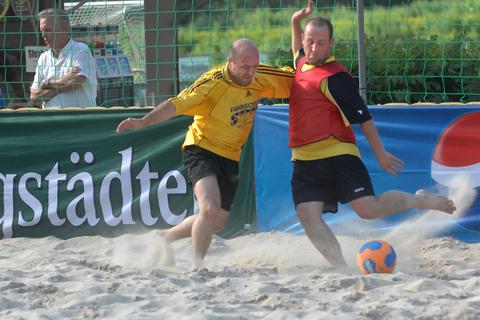 Beim Beach-Soccer-Turnier der SKG Bickenbach wird seit 2003 jedes Jahr aufs Neue – mit Ausnahme der Pandemiejahre – im Sand um den Ball gekämpft. Archivfoto: Günther Jockel