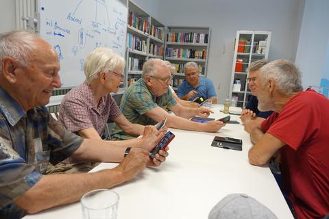Zugang zur digitalen Welt. In einem Arbeitskreis werden in Dieburg Senioren von ehrenamtlichen Beratern in die Nutzung von Smartphones eingewiesen. Michael Prasch