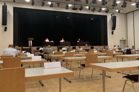 Noch sind die Dieburger Stadtverordneten auf ihren Sitzungen in der Römerhalle bis auf wenige Zuschauer in den hinteren Reihen meist unter sich. Das soll sich mit der Einführung von „Parlaments-TV“ bald ändern. Foto: Melanie Pratsch