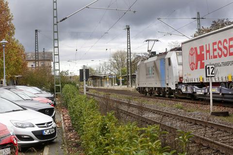 Wann fährt am Dieburger Bahnhof endlich die S-Bahn und wie sieht es mit Lärmschutz aus? Das wollte die FDP in einer Anfrage wissen. 