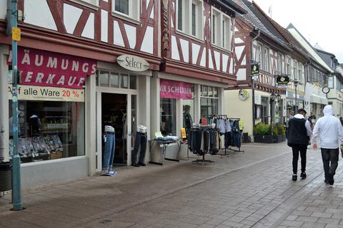 Räumungsverkauf in der Zuckerstraße: Das Herrenmodengeschäft „Select“ schließt zum 30. Juni seine Tür für immer.  Foto: Melanie Pratsch