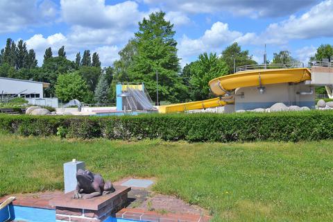 Der kleine Frosch bleibt dem Freibad erhalten (im Vordergrund), die Rutschen kommen komplett weg. Archivfoto: Melanie Pratsch
