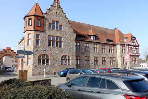 Vor fünf Jahrzehnten wurde die Gebietsreform in Hessen eingeleitet. Dieburg war nicht mehr Mittelpunkt eines Landkreises. Das Landratsamt, das um 1900 erbaut worden war, blieb als Teil der Kreisverwaltung allerdings erhalten. Foto: Michael Prasch