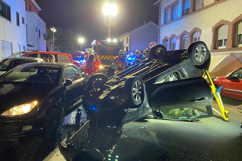 Bei dem Unfall in der Dieburger Innenstadt musste die 23-jährige Opel-Fahrerin aus ihrem Auto befreit werden. Foto: Feuerwehr Dieburg