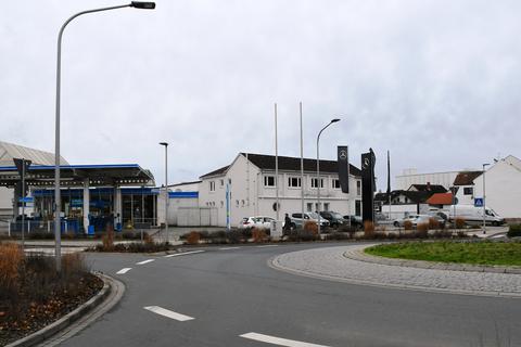 Blick aufs "Spieß-Gelände": Hinter der Aral-Tankstelle (l.) und der Mercedes-Benz-Werkstatt (r. daneben) sollen neue Wohngebäude entstehen.