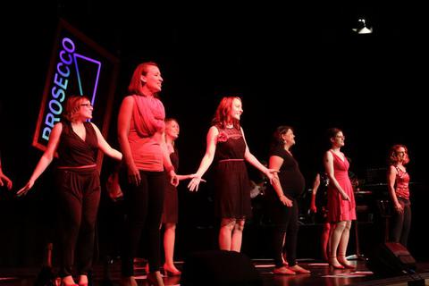 Die Dieburger Damen-Gruppe „QuerBeat“ bei ihrem Konzert unter dem Motto „Prosecco“ in der Römerhalle. Foto: Guido Schiek  Foto: Guido Schiek