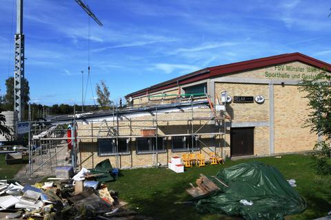 Im Oktober hat die FSV Münster die Erneuerung ihres Dachs abgeschlossen. Ein neuer Hallenboden für zusätzliche Sportangebote und eine große Rasenplatz-Erneuerung sollen folgen. © Jens Dörr