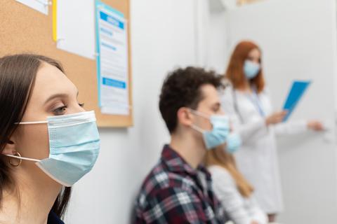Viele Haus- und Kinderarztpraxen in Darmstadt-Dieburg halten noch an der Maskenpflicht fest – zumindest bis die Infektionswelle abgeebbt ist.  
