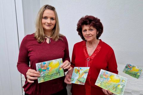 Yvonne Giehl (links) hat das neue Kinderbuch "Der geheimnisvolle Zauberwald" geschrieben. Ihre Mutter Erika Giehl hat es in Pastellfarben illustriert. Jens Dörr