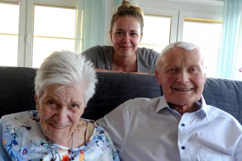 Debora und Erich Kober haben sich vor 70 Jahren das Ja-Wort gegeben, ihre Enkelin und deren Freund Valentin tun es am Gnadenhochzeitstag der beiden auch. Foto: Michael Prasch