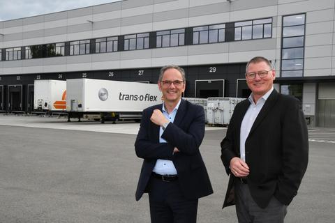 Der neue Geschäftsführer Andreas Epple (rechts) und Personalchef Gerhard Rheiner vor dem neuen Logistikgebäude, in das Stihl 25 Millionen Euro investiert hat. Jens Dörr