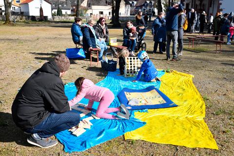 Auf Decken mit ukrainischen Landesfarben spielen geflüchtete Kinder in Dieburg. Foto: Klaus Holdefehr 
