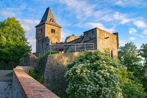 Höhepunkt des Wanderweges Burgensteig im Naturpark Bergstraße – Odenwald ist die Burg Frankenstein. Auf der insgesamt 115 Kilometer langen Wanderstrecke sind über 30 Burgen und Schlösser zu sehen.
