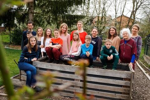 Gabriele Bardussow (ganz rechts) hat im verangenen Frühjahr 17 Geflüchtete aus der Ukraine bei sich aufgenommen – mittlerweile leben aber nur noch vier Menschen bei ihr in Dieburg. 