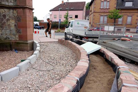 Die evangelische Kirche in Dieburg wird barrierefrei: Eine Rampe aus Sandstein wird angelegt. Foto: Michael Prasch