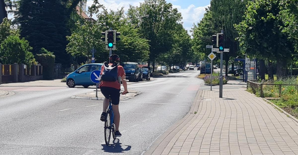 Wunderbar Radfahrer Berholen Abstand Ebenbild
