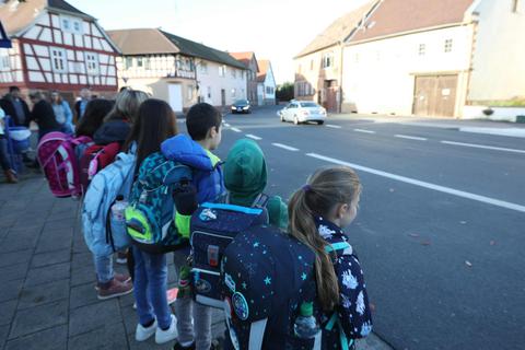 Damit die Schlierbacher Kinder sicher zur Bushaltestelle kommen, haben einige Eltern einen „Begleitservice“ eingerichtet.	