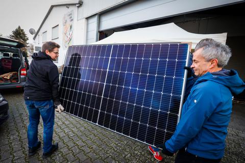 Die ersten Stecker-Solarmodule der Solarinitiative Dieburg: Die Besteller konnten sie am KVD-Zeughaus an der Industriestraße abholen. 