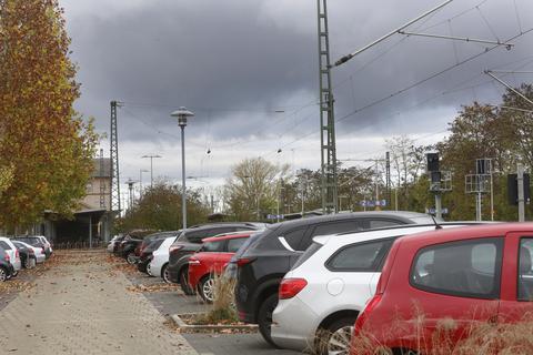 Rund 100 P & R-Parkplätze befinden sich am Dieburger Bahnhof in unmittelbarer Nähe der Gleise. Auf der anderen Seite, an der Stelle der ehemaligen Deponie am Großwiesenweg, sollen weitere Abstellmöglichkeiten für Pendler entstehen. © Karl-Heinz Bärtl