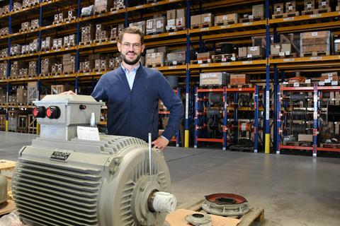 Timo Klussmann – hier an einem Elektromotor für eine Zerkleinerungsmaschine – führt die Geschäfte von AC-Motoren. Foto: Jens Dörr
