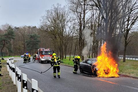  Der brennende Mercedes auf dem Parkplatz an der Bundesstraße 45 zwischen Eppertshausen und Nieder-Roden.