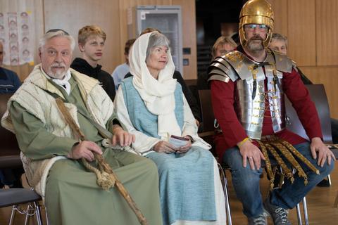 Die Vorbereitungen für die Passionsspiele 2024 in Eppertshausen haben bereits begonnen. Das Foto entstand bei einem Treffen in der Bürgerhalle.
