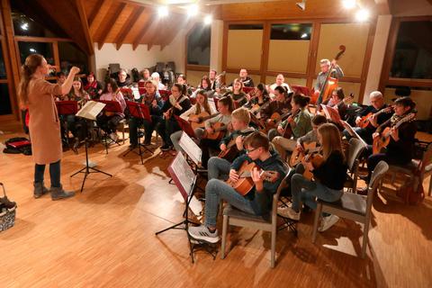 Unter Leitung von Katja Berker proben rund 40 jugendliche und erwachsene Mitglieder des Mandolinenorchesters im Haus der Vereine in Eppertshausen. © Melanie Schweinfurth