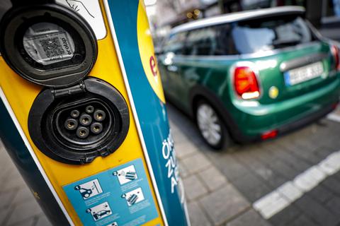 Erzhausen bekommt bald zwei neue öffentliche Ladesäulen für  E-Autos. Foto: Sascha Kopp