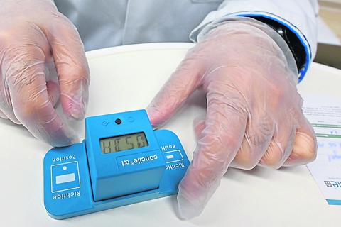 Wie ein Blutzucker-Messgerät sehen die Tests für die Bestimmung von Antikörpern aus.  Archivfoto: Dirk Zengel