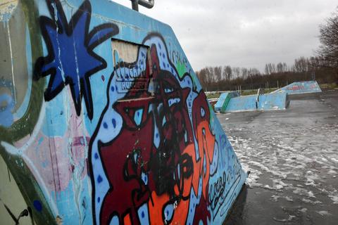 Die Skater-Anlage am Hainpfad ist ein Treffpunkt für Jugendliche in Erzhausen. Die jungen Leute wünschen sich aber mehr Räume. Über das Jugendparlament wollen sie künftig ihre Interessen in die Kommunalpolitik einbringen. Foto: Karl-Heinz Bärtl
