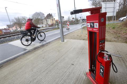 Eine Service-Station ist neben dem Radschnellweg bei Erzhausen installiert.              Foto: Karl-Heinz Bärtl