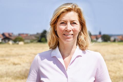 Den Blick von Westen auf Erzhausen liebt die Bürgermeisterkandidatin Claudia Lange. Foto: Torsten Boor