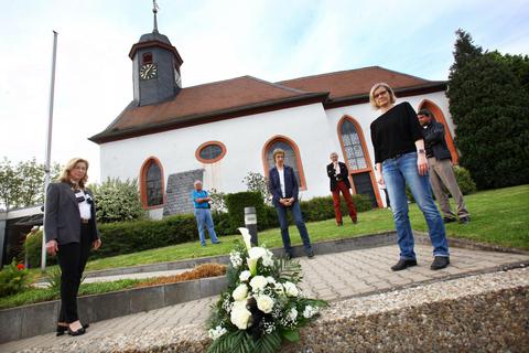 Die Gemeinde Erzhausen gedenkt in kleinem, nicht öffentlichem Rahmen vor der Kirche dem Ende des Zweiten Weltkriegs. Foto: Karl-Heinz Bärtl
