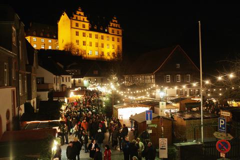 In Lichtenberg soll es in diesem Jahr wieder einen Adventsmarkt geben. Ob das Schloss und sein Bollwerk dabei illuminiert werden dürfen, ist noch unsicher.  