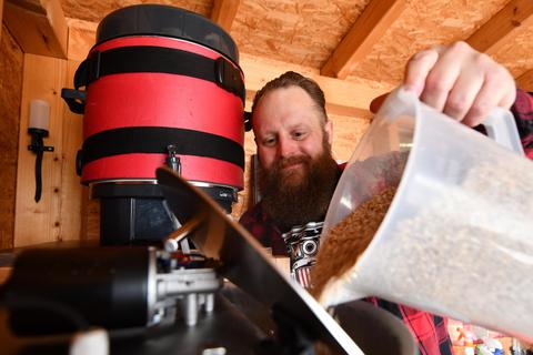 Der passionierte Hobbybrauer Jens Muth füllt Braugerste in den Maische-Rührer seiner Mini-Brauerei in Niedernhausen. Klaus Holdefehr
