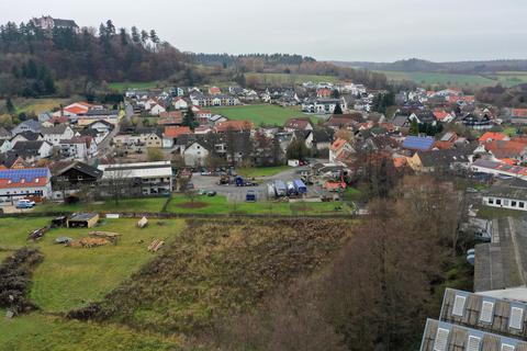 Das Baugebiet Teichäcker II (im Vordergrund in der Mitte) am Rand von Niedernhausen könnte zu einem Modellprojekt klimagerechten Bauens werden. Ein entsprechender Leitfaden ist bald fertig. Foto: Klaus Holdefehr