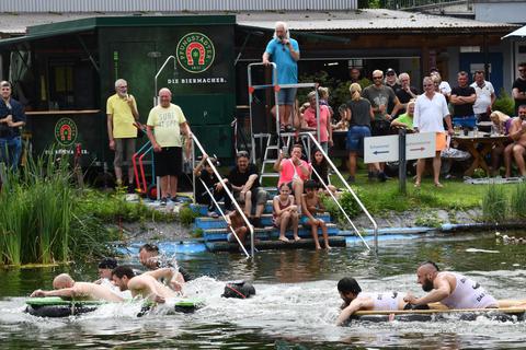 Gaudi, aber mit sportlichem Engagement: Badewannenrennen für Erwachsene im Naturschwimmbad des Odenwaldidylls im Fischbachtal. Klaus Holdefehr