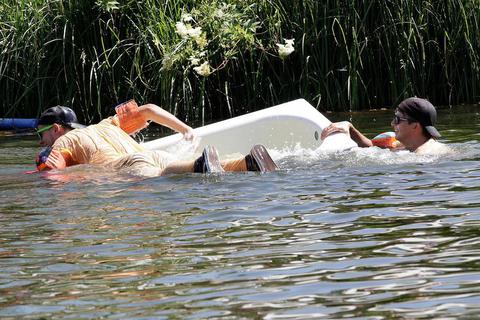 Auch Kentern gehört beim Badewannenrennen im Odenwald-Idyll dazu. Karl-Heinz Bärtl