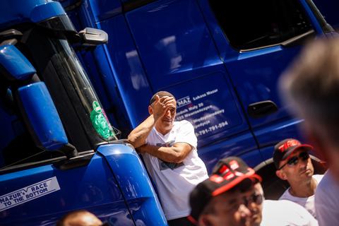 An der Raststätte Gräfenhausen machen streikende Fahrer der polnischen Spedition Mazur öffentlich, welche großen Konzerne mit dem polnischen Unternehmen, das seine Fahrer nicht bezahlt, zusammenarbeiten. 