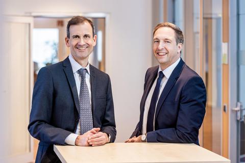 Michael Bachmann (56, links) und Matthias Laufer (51) werden zum 1. Februar 2023 als Geschäftsführer der Friedwald GmbH in Griesheim bestellt. Foto: Friedwald GmbH