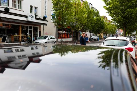 Zugeparkte Straßen und enge Gehwege in der Ortsdurchfahrt von Griesheim: In der Wilhelm-Leuschner-Straße haben es Fußgänger nicht leicht.