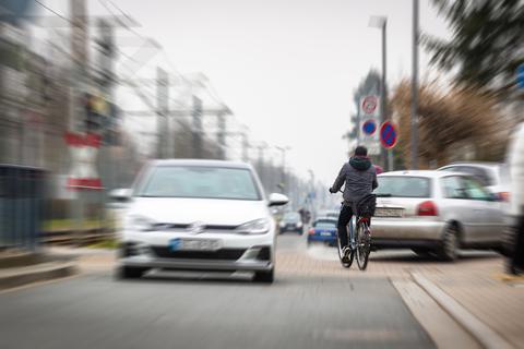 Auf der Wilhelm-Leuschner-Straße in Griesheim fehlt es an Radwegen. Das stellt Radfahrer vor Herausforderungen. 