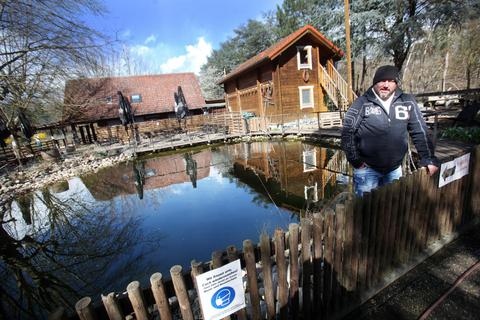 „Anglerpark“-Betreiber Andreas Schweitzer in Gräfenhausen bangt um seine Zukunft und hofft, dass er bald wieder öffnen kann. Foto: Karl-Heinz Bärtl