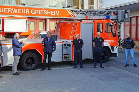 Bürgermeister Geza Krebs-Wetzl (Dritter von links) übergibt der Feuerwehr die neue Wärmebildkamera. Foto: Stadt Griesheim