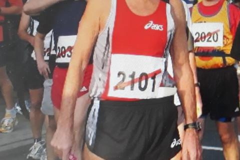 Kurt Wührer 2005: Vor dem Start zum Koberstädter Waldmarathon, seinem 67. und letzten Lauf über diese Distanz. Foto: TuS Griesheim