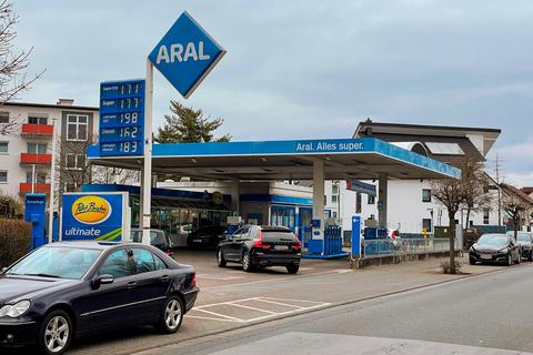 Bundesweit sind Autofahrer mit Spritpreisen auf Rekordniveau konfrontiert - hier eine Aral-Tankstelle in Weiterstadt. Foto: Marc Schüler 