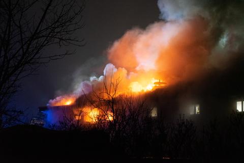 Am Samstagabend löste ein Brand im Griesheimer Gewerbegebiet einen Großeinsatz der Feuerwehren aus. Foto: 5Vision.media