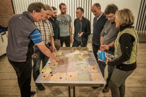 Mit Blick auf den Griesheimer Stadtplan werden Ideen zum Radverkehr gesammelt. Foto: Marc Wickel